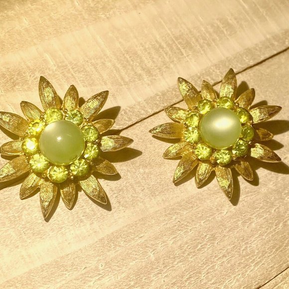CORO Vintage Chic Signed Gold Tone Flower Rhinestone Clip Back Earrings Classic - Picture 10 of 10